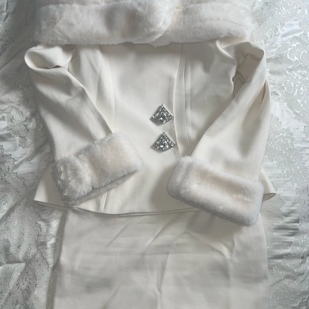 Elegant White Two-Piece Set with Faux Fur Trim - Picture 3 of 3